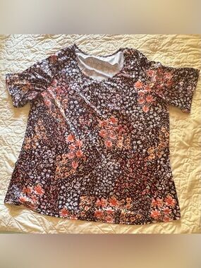 Women's Floral Scoop-Neck Tee in Dark Brown and Pink